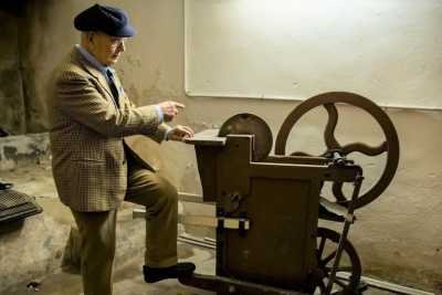 La storia dei vecchi "coltellinai" di Bari: eredi degli arrotini, vendono ancora oggi lame di tutti i tipi 